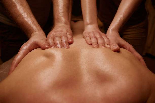 découvrez les bienfaits du massage à 4 mains, une expérience relaxante qui stimule la circulation, réduit le stress et favorise un bien-être profond grâce à une coordination parfaite de deux masseurs.