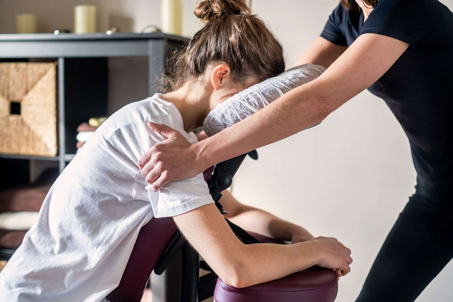découvrez les bienfaits du massage assis au travail pour réduire le stress, améliorer la posture et augmenter la productivité au bureau.