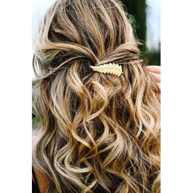découvrez notre sélection élégante d'accessoires cheveux pour mariage, parfaits pour sublimer votre coiffure et apporter une touche raffinée à votre look de mariée.