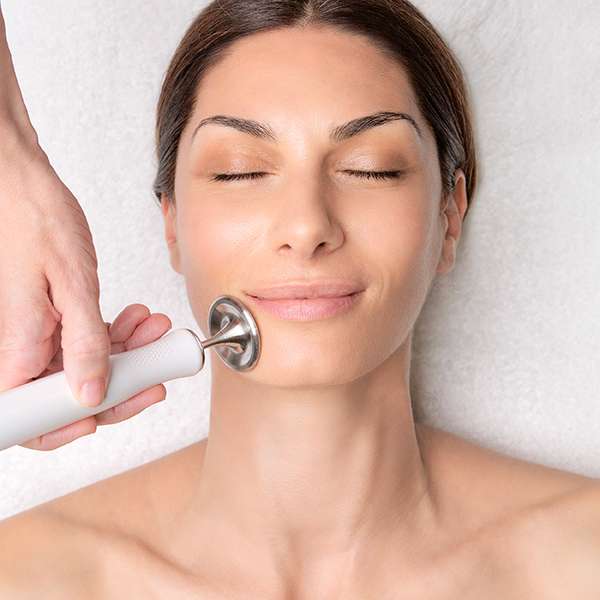 découvrez les bienfaits et l'utilisation de l'appareil haute fréquence pour le visage, un soin efficace pour stimuler la peau, réduire les imperfections et revitaliser votre teint.