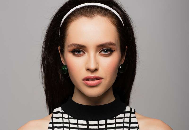 découvrez comment choisir le serre-tête idéal pour cheveux courts et sublimer votre coiffure avec style et confort.