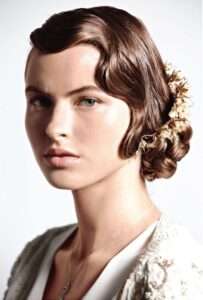 Coiffure année 20 cheveux longs faciles à réaliser pour un look vintage charmant