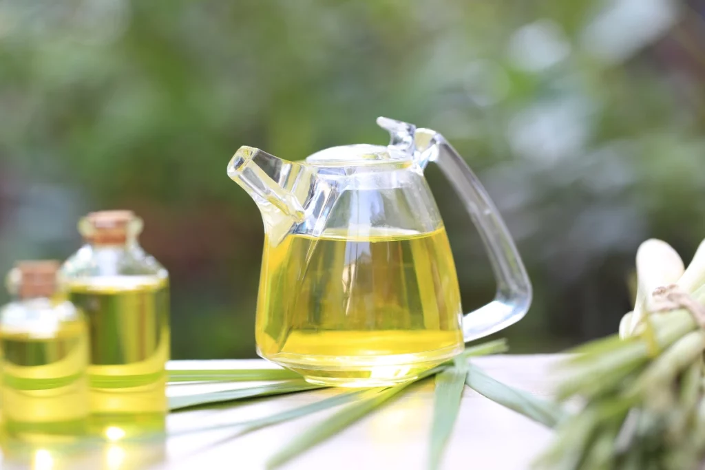 découvrez les bienfaits de l'huile essentielle de citronnelle et ses nombreux usages en aromathérapie, anti-insectes et soins naturels pour votre bien-être au quotidien.