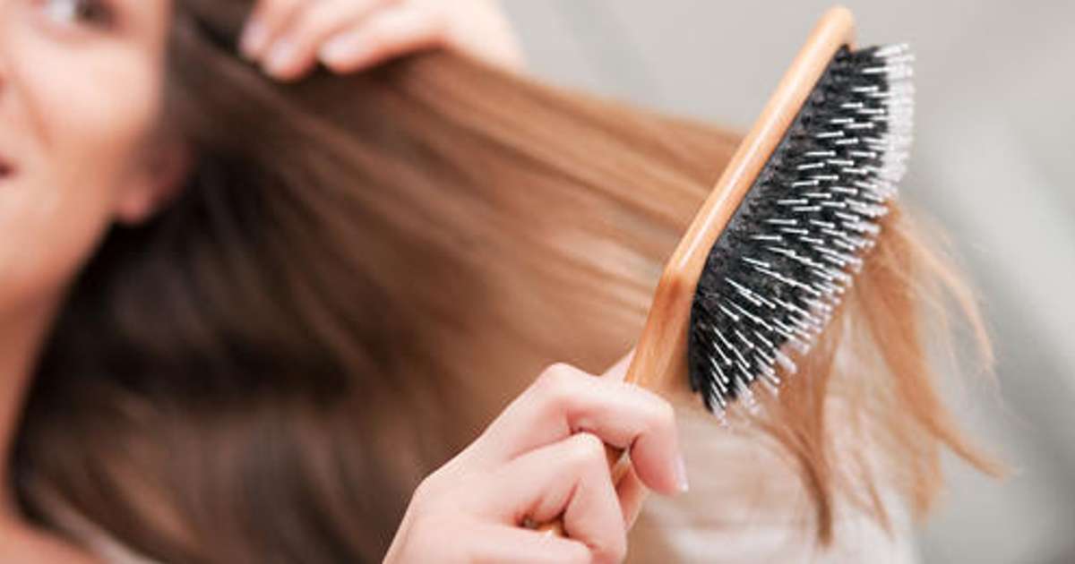 apprenez comment nettoyer efficacement vos brosses à cheveux pour éliminer les résidus, les cheveux et les bactéries, et garder une hygiène parfaite au quotidien.