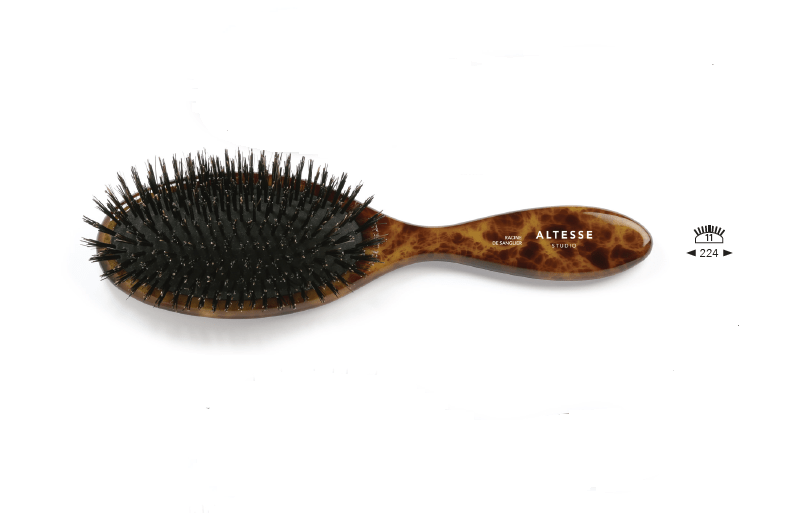 découvrez comment choisir la brosse en poils de sanglier idéale pour un coiffage naturel et efficace, adaptée à tous types de cheveux.