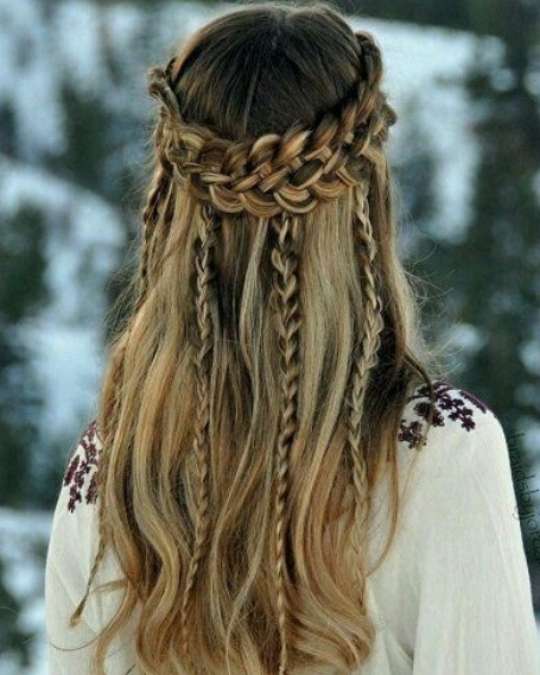 découvrez les coiffures vikings tendance pour femmes aux cheveux mi-longs, alliant style audacieux et charme nordique pour une allure unique et moderne.