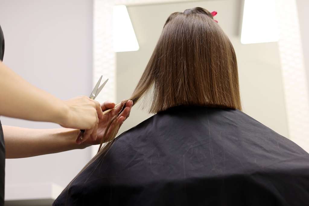 découvrez le prix moyen d'une coloration cheveux en salon pour l'année 2026 et planifiez votre prochain rendez-vous beauté en toute confiance.