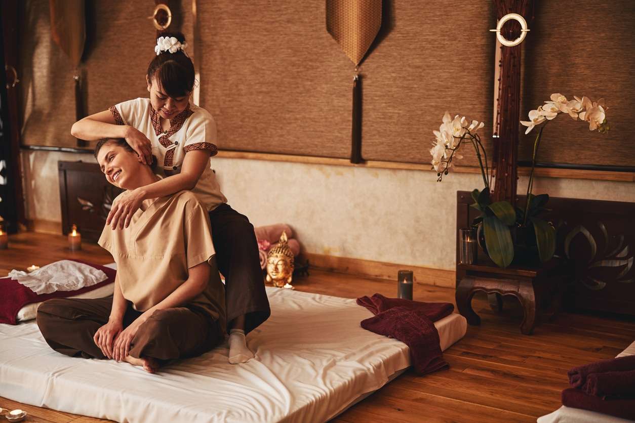 découvrez les bienfaits du massage thaï : relaxation profonde, soulagement des tensions, amélioration de la circulation sanguine et revitalisation du corps et de l'esprit.