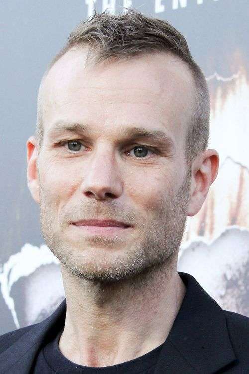 découvrez nos conseils et styles de coupe homme pour cheveux dégarnis, afin d'adopter une coiffure moderne et valorisante.