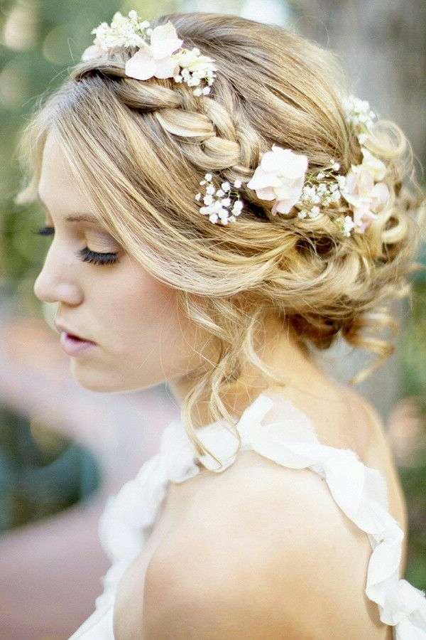 découvrez comment choisir le modèle idéal de fleur cheveux mariage pour sublimer votre coiffure le jour j avec élégance et originalité.