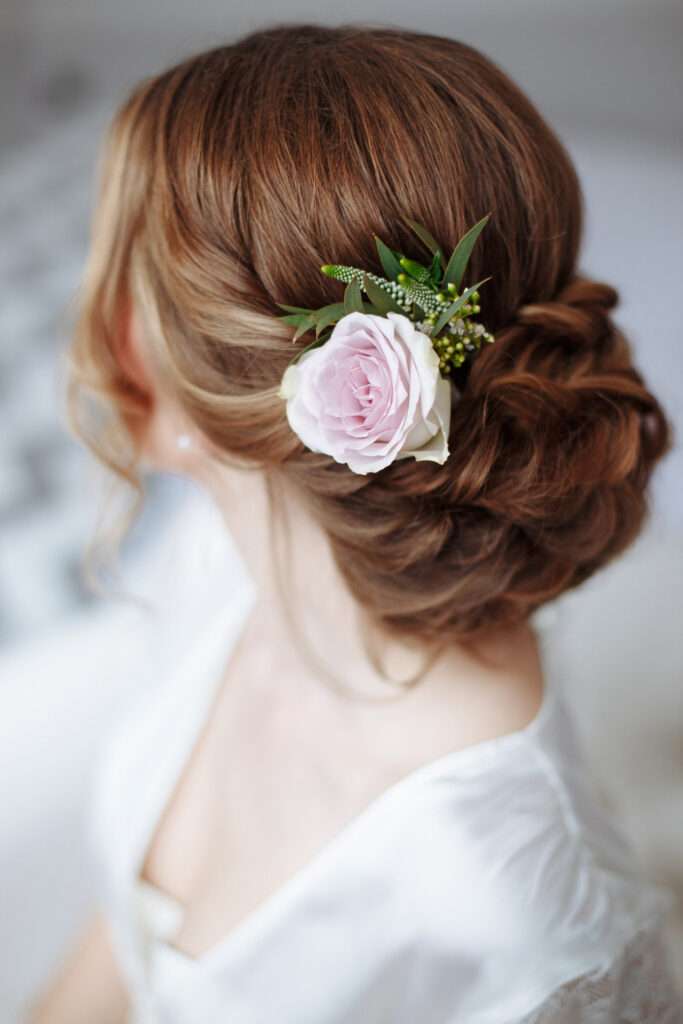 découvrez comment choisir le modèle idéal de fleur pour cheveux de mariage et sublimer votre coiffure le jour j avec élégance et harmonie.