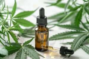 Huile de chanvre visage : bienfaits et utilisation pour une peau éclatante