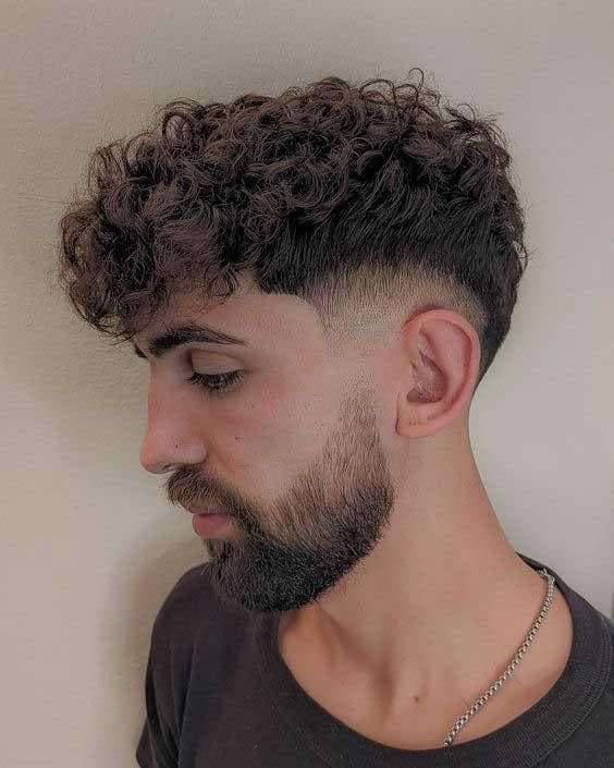 découvrez notre service de permanente pour hommes aux cheveux courts, pour un style naturel, volumineux et moderne qui tient toute la journée.