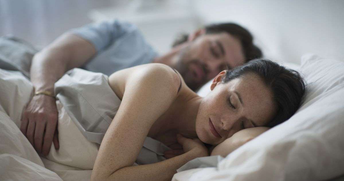 découvrez comment l'huile essentielle contre le ronflement peut vous aider à mieux dormir en réduisant les vibrations responsables du bruit nocturne.