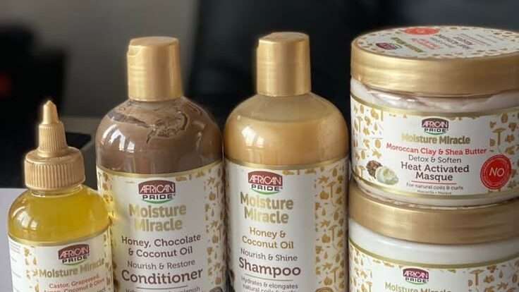 découvrez nos conseils et produits spécialisés pour le soin des cheveux afro, pour des boucles parfaitement hydratées, nourries et éclatantes de santé.