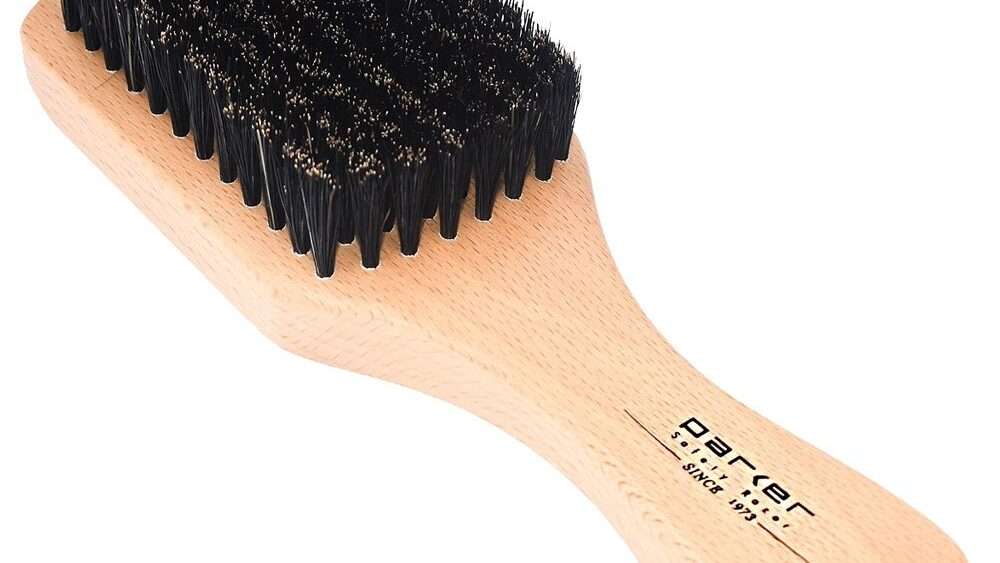 brosse à cheveux en poils de sanglier, idéale pour démêler en douceur et stimuler le cuir chevelu tout en apportant brillance et douceur à vos cheveux.
