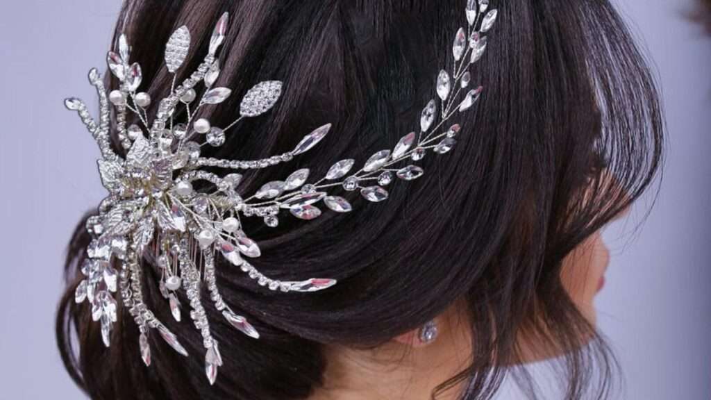 découvrez notre collection d'accessoires de coiffure de mariée élégants et raffinés pour sublimer votre coiffure le jour j.