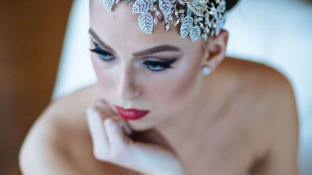 découvrez notre sélection élégante d'accessoires capillaires pour mariée, parfaits pour sublimer votre coiffure le jour j avec style et raffinement.