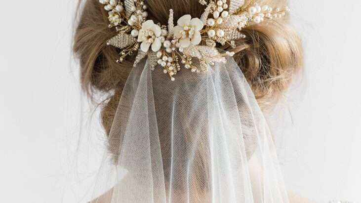 peigne de mariée élégant et raffiné pour sublimer votre coiffure le jour j. accessoire indispensable pour un look de mariage parfait et romantique.