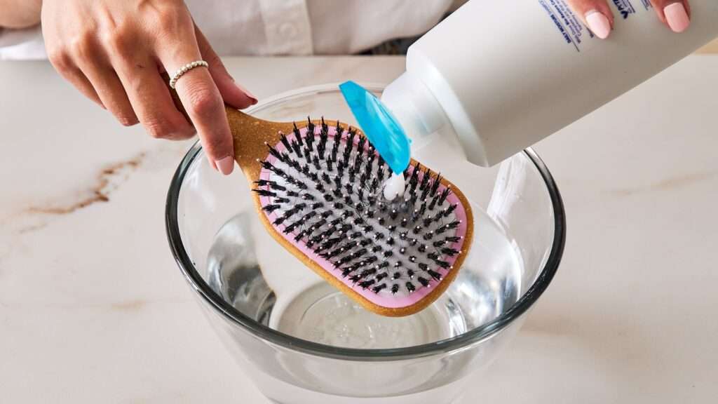 apprenez à nettoyer efficacement vos brosses à cheveux pour éliminer les résidus, prolonger leur durée de vie et maintenir une hygiène capillaire optimale.