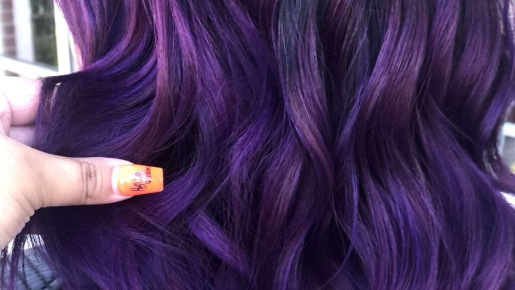 découvrez la couleur de cheveux aubergine, une teinte riche et profonde idéal pour un look audacieux et élégant.