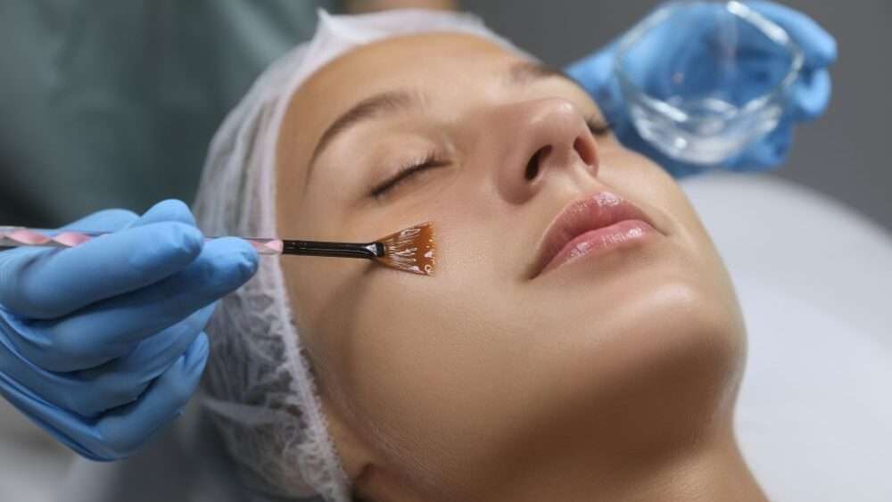 découvrez les bienfaits du peeling facial pour une peau éclatante et renouvelée. exfoliation en douceur, réduction des imperfections et ravivez votre teint naturellement.