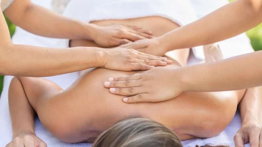 découvrez les bienfaits du massage à quatre mains, une expérience relaxante et unique qui harmonise parfaitement détente et revitalisation.
