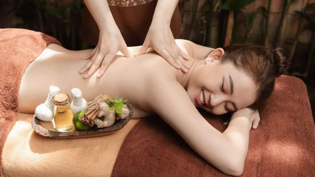 découvrez les bienfaits du massage à l'huile chaude : relaxation profonde, amélioration de la circulation sanguine, soulagement des tensions musculaires et revitalisation de la peau.