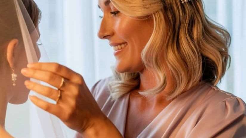 découvrez la coiffure idéale pour la mère de la mariée en 2026, alliant élégance moderne et tradition pour sublimer ce jour unique.