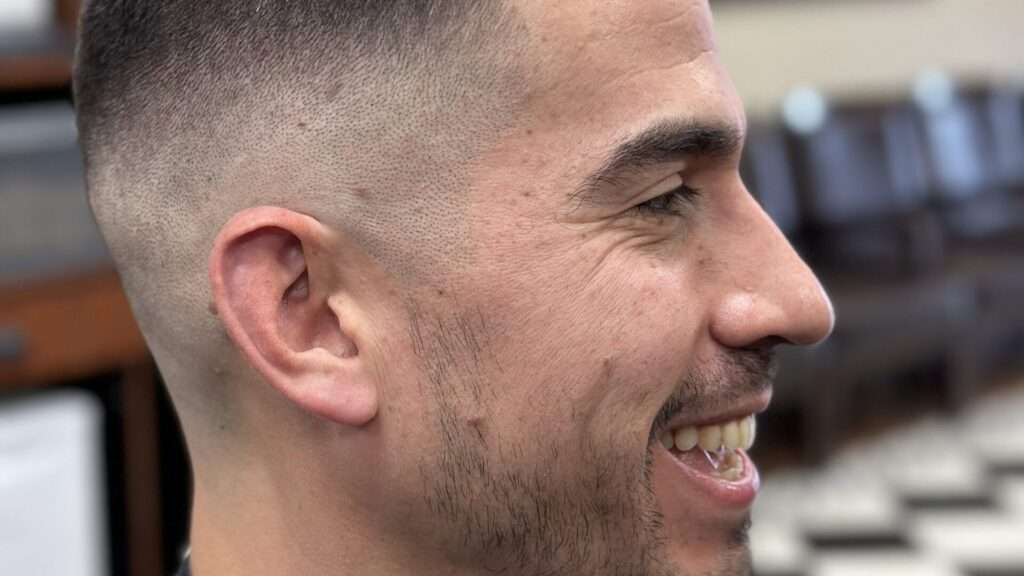 découvrez des coupes de cheveux pour hommes adaptées aux cheveux clairsemés sur le dessus, alliant style et discrétion pour sublimer votre apparence.