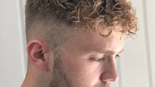 découvrez notre guide des permanentes pour cheveux courts pour hommes, alliant style moderne et texture unique pour une coiffure facile à entretenir.