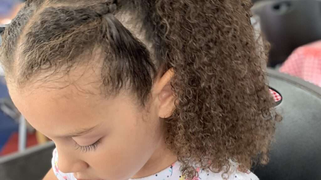 découvrez des idées de coiffures tendance pour les filles métisses, mettant en valeur la beauté unique de leurs cheveux texturés et leur style naturel.