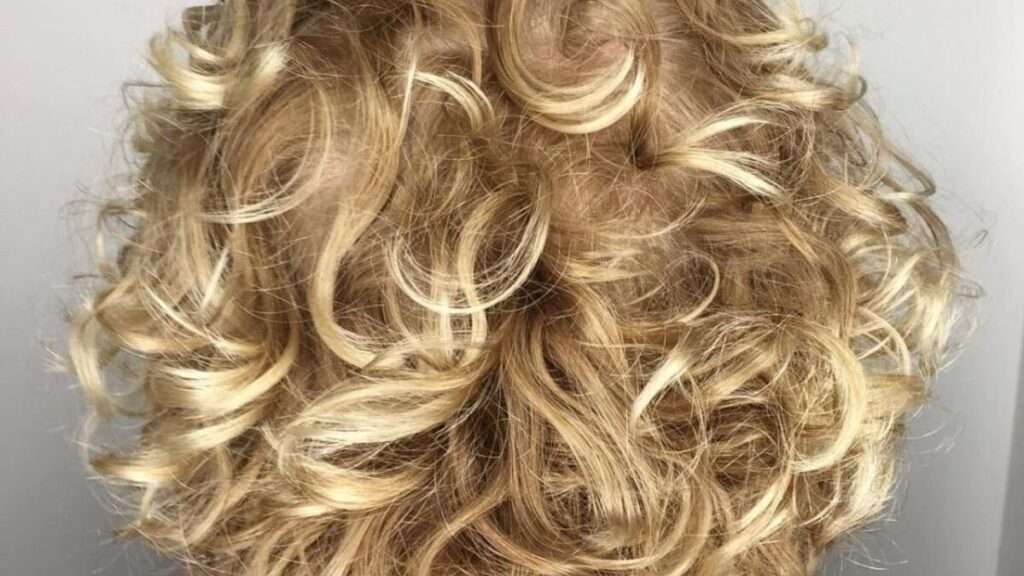 découvrez comment réaliser une permanente sur cheveux fins pour un volume naturel et durable tout en préservant la santé de vos cheveux.
