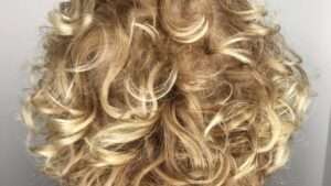 Permanente sur cheveux fins : avant après une transformation réussie