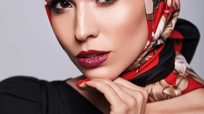 découvrez les bienfaits des foulards en soie pour vos cheveux : protection, réduction des frisottis et maintien de l'hydratation pour une chevelure saine et brillante.