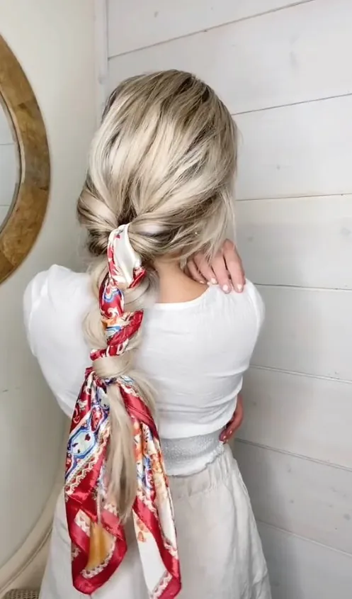 découvrez comment coiffer vos cheveux avec une écharpe en soie pour un style élégant et protéger vos cheveux contre les frisottis.