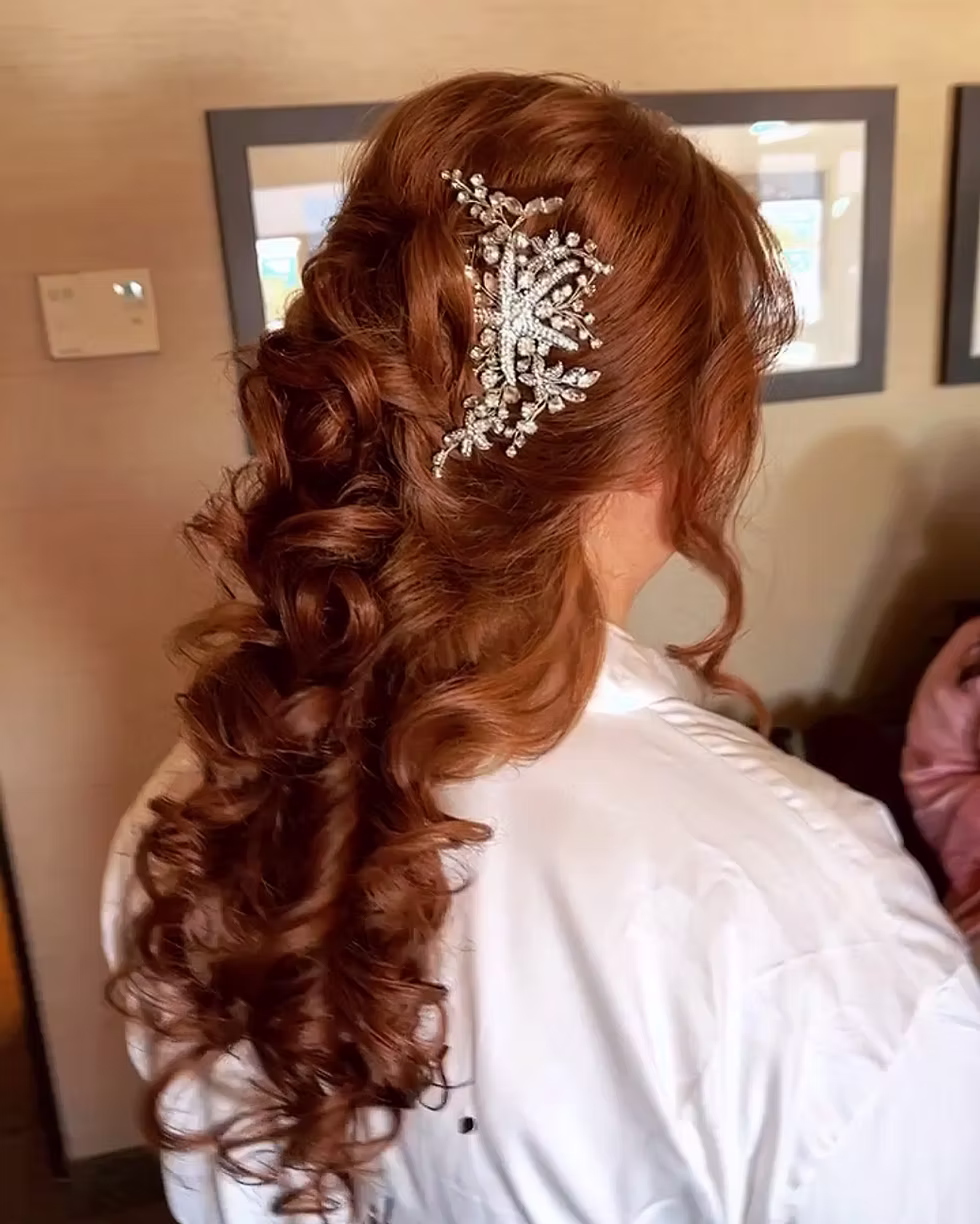 découvrez notre forfait coiffure et maquillage de mariage à domicile, pour un jour exceptionnel en toute sérénité, avec des professionnels à votre écoute.