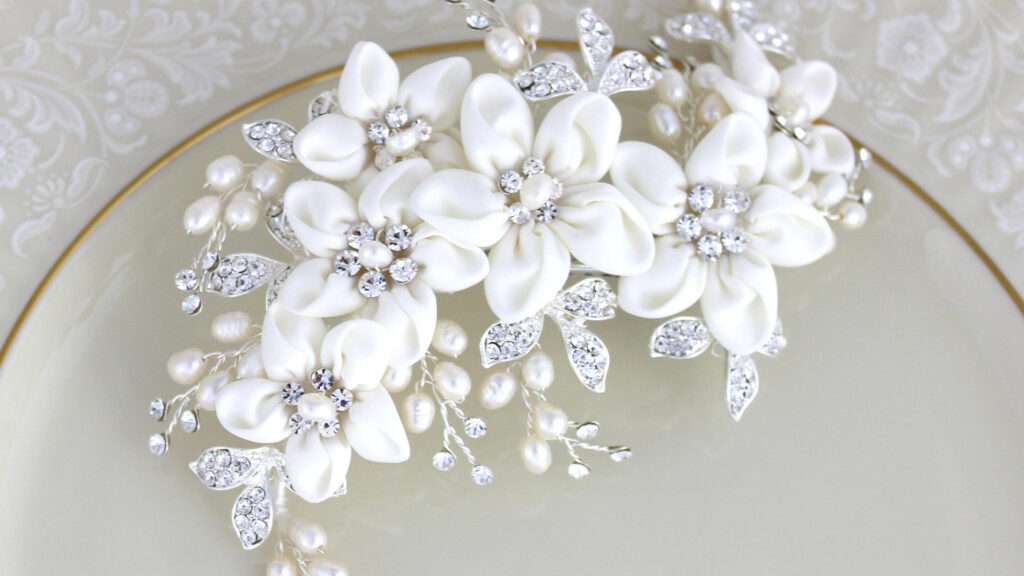 découvrez notre collection élégante de barrettes pour cheveux de mariage, parfaites pour sublimer votre coiffure et ajouter une touche raffinée à votre grand jour.