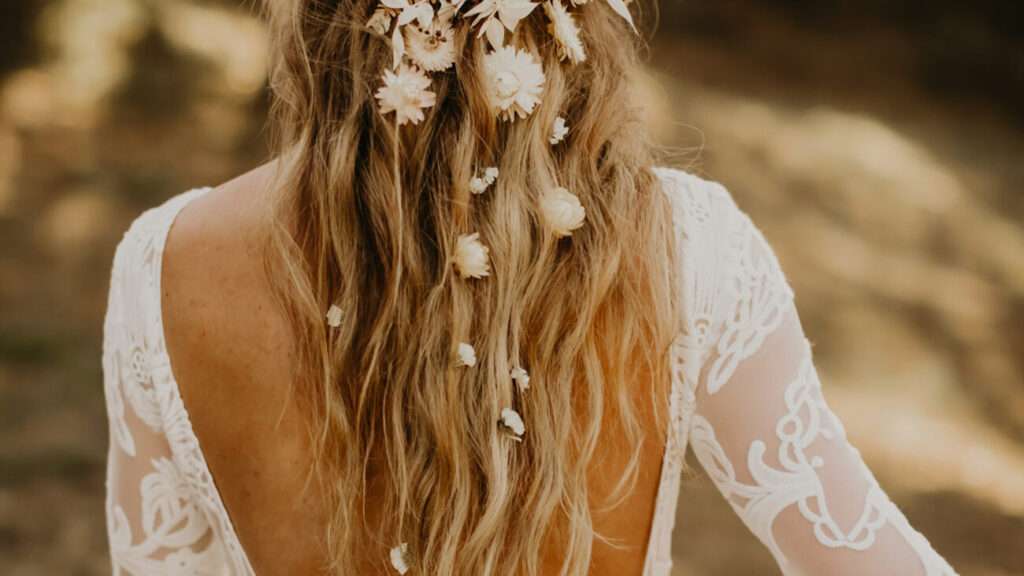 découvrez nos magnifiques fleurs pour cheveux de mariage, parfaites pour sublimer votre coiffure et apporter une touche romantique et élégante à votre grand jour.