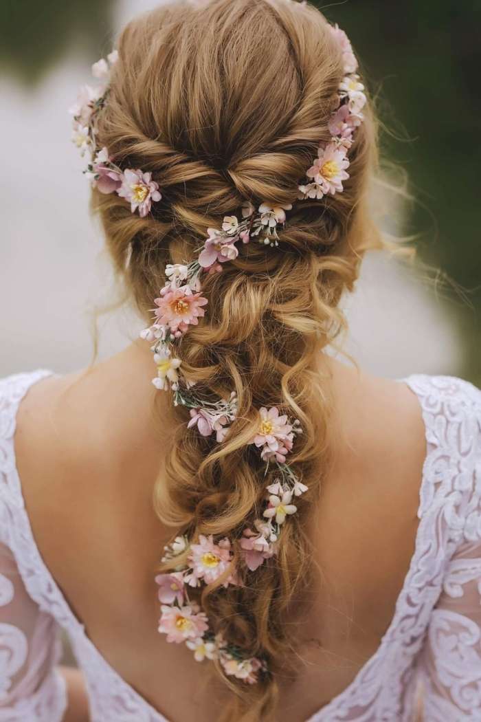 découvrez des coiffures de mariée bohèmes élégantes et naturelles pour un look romantique et unique le jour j.