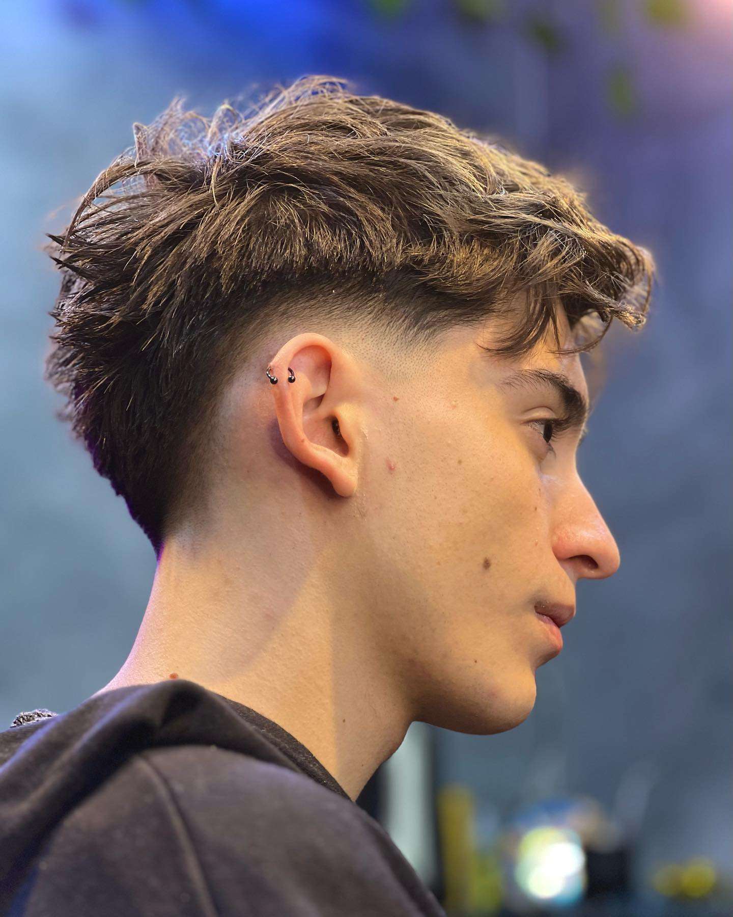 découvrez le burst fade, une coupe de cheveux moderne et stylée alliant dégradé progressif et explosion de style pour un look dynamique et tendance.