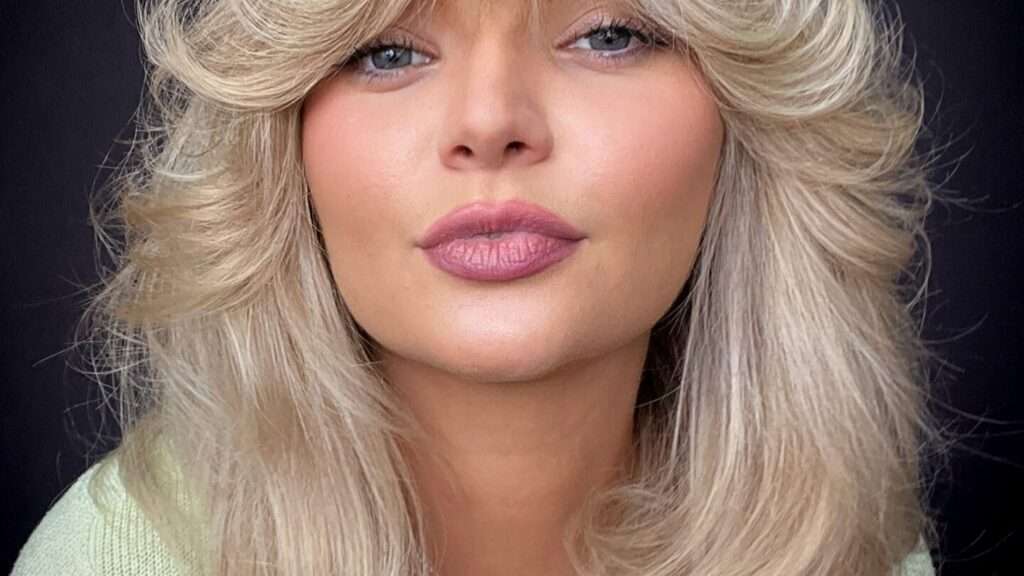 découvrez le style feathered hair, une coiffure élégante et légère qui apporte mouvement et volume à vos cheveux pour un look naturel et sophistiqué.
