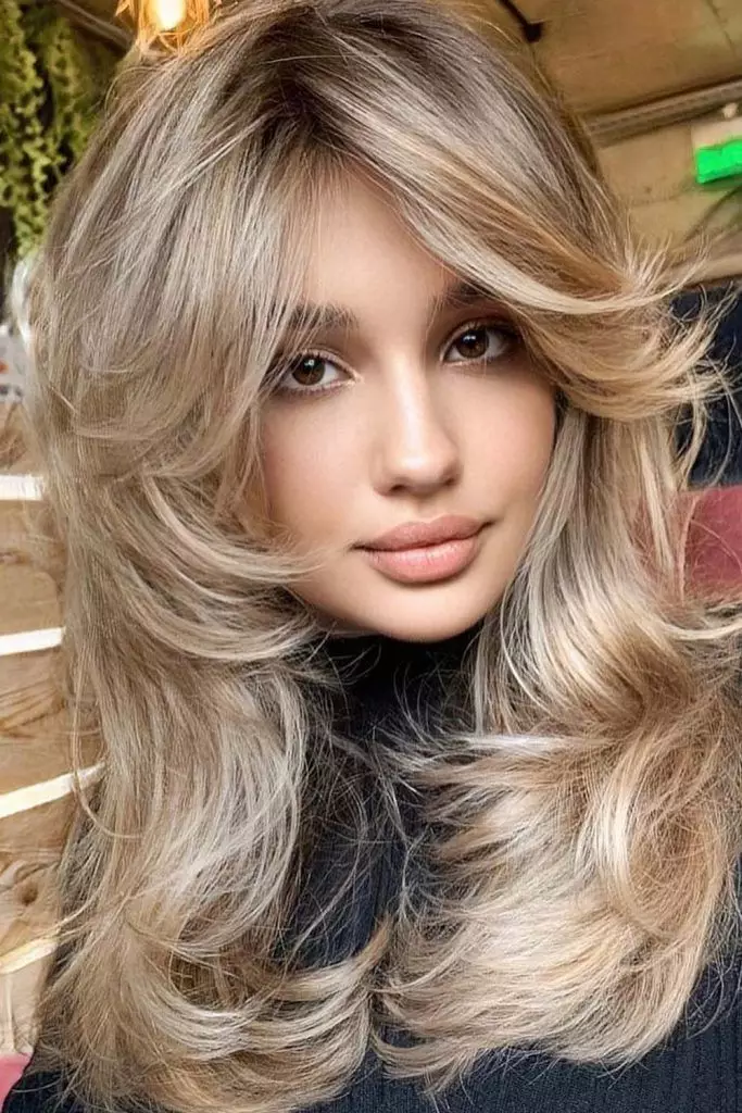 découvrez le style cheveux plume, une coiffure légère et élégante qui apporte du volume et du mouvement pour un look tendance et naturel.