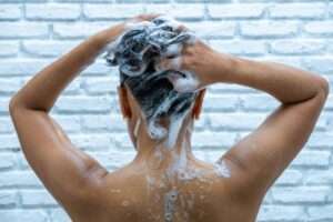 Squames et psoriasis : un shampoing doux pour le cuir chevelu