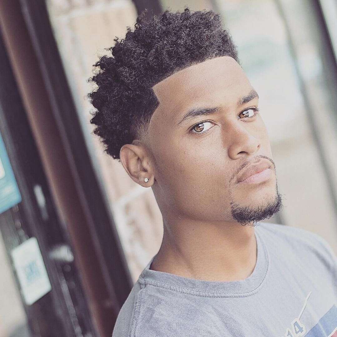 découvrez des coiffures tendance et adaptées aux hommes métissés, alliant styles modernes et textures naturelles pour une allure unique et élégante.