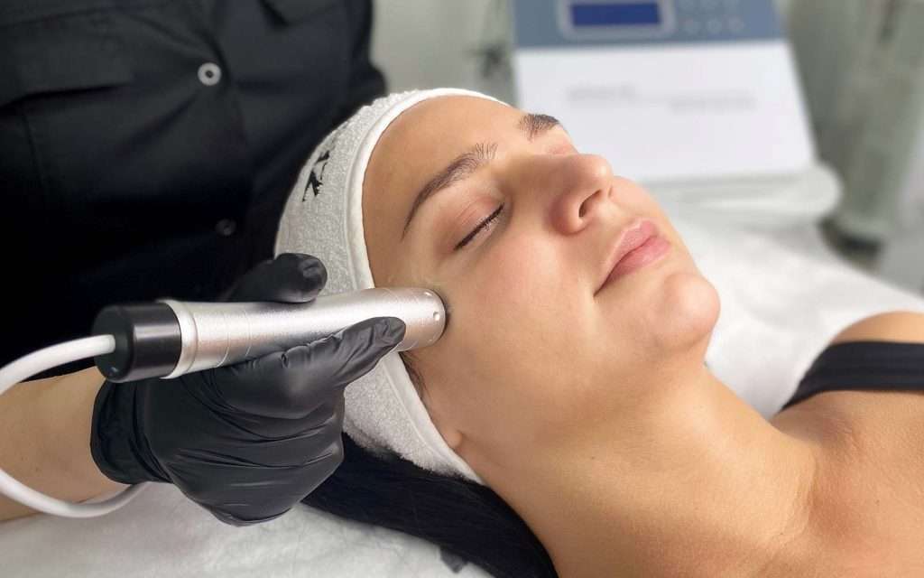 découvrez les bienfaits du traitement du visage par radiofréquence pour une peau rajeunie, ferme et éclatante. solution non invasive et efficace pour lutter contre le vieillissement cutané.