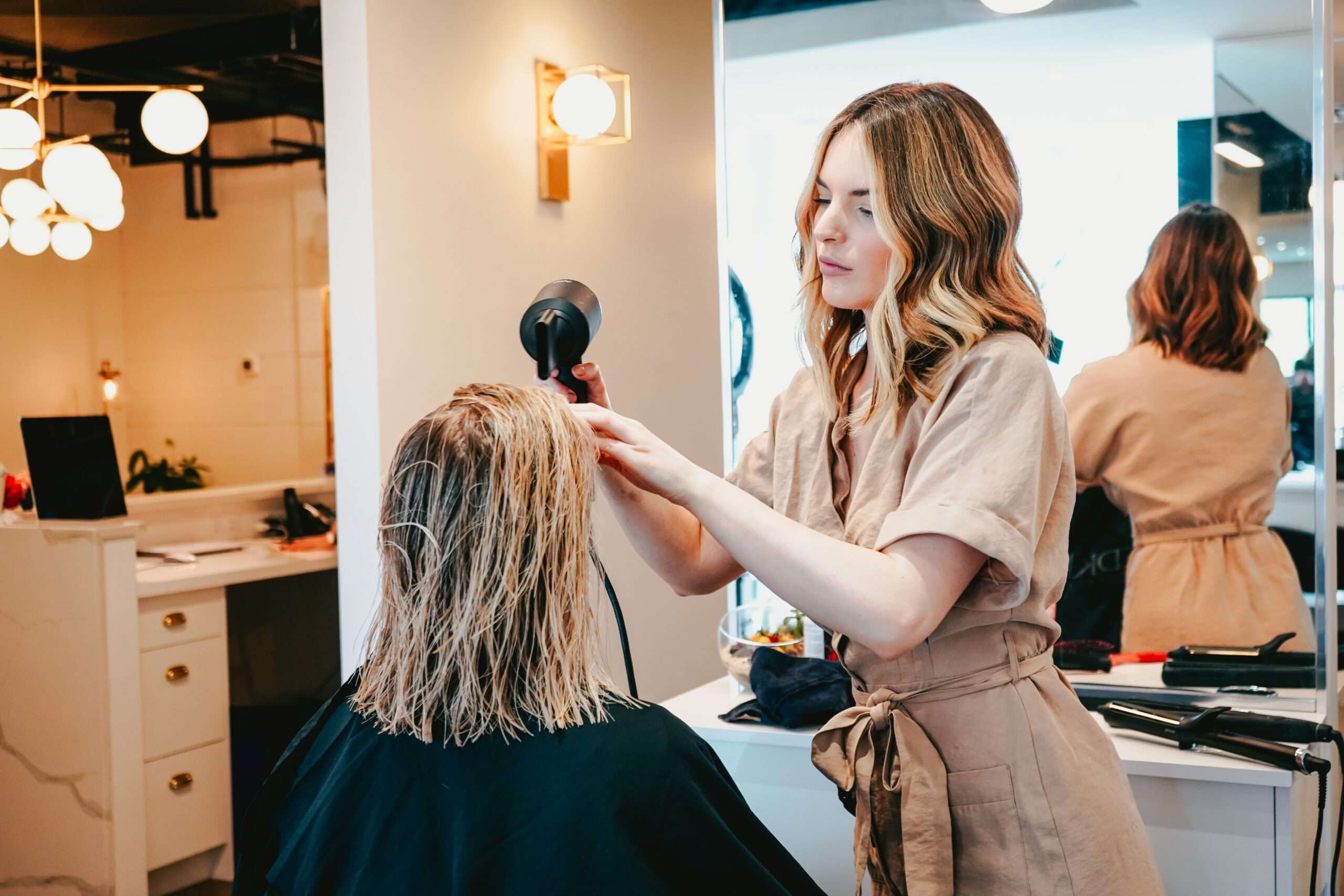 découvrez nos services de coiffure professionnels pour sublimer votre style et révéler votre beauté naturelle. coupe, coloration, soins capillaires adaptés à vos besoins.