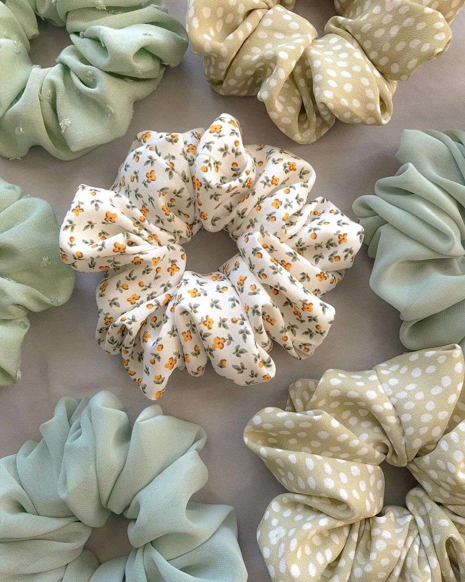 découvrez notre collection de scrunchies tendance, accessoires parfaits pour sublimer vos coiffures avec style et confort au quotidien.